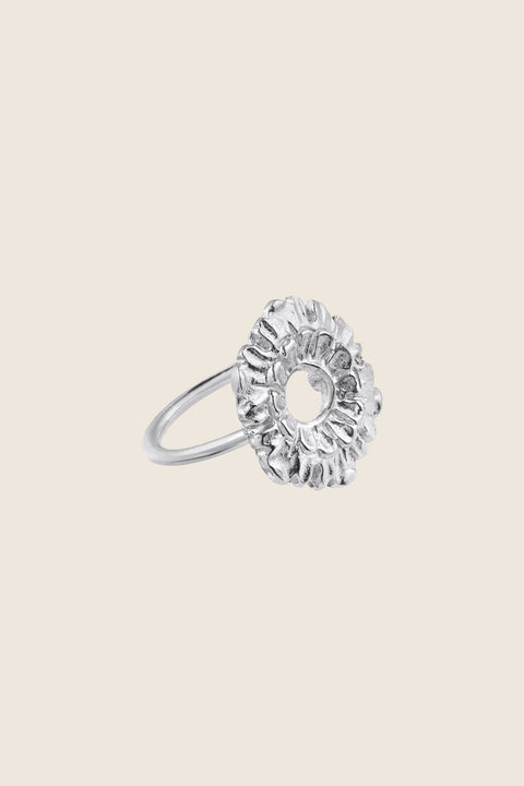 An elegant flower-shaped ring with a 20 mm diameter, combining a timeless floral motif with a modern design approach. Striking when worn alone and beautifully contrasting with minimalist rings, it offers expressive elegance with contemporary balance. Discover refined statement jewelry by UMIAR jewelry.