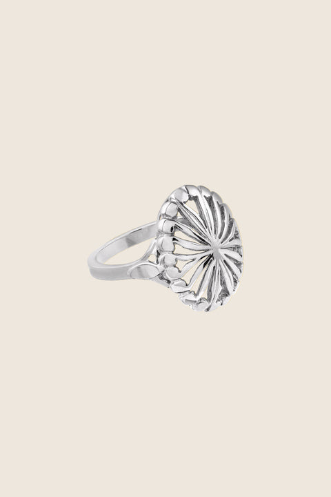 An elegant openwork ring inspired by vintage design, featuring concentric sun-ray lines and an oval decorative form. With basket dimensions of 20 × 13 mm, it enhances the hand beautifully and offers versatile styling across fingers. A refined statement with timeless charm. Discover radiant elegance by UMIAR jewelry.