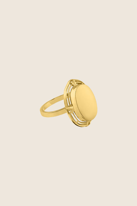 An oval basket ring inspired by vintage jewelry, combining timeless elegance with a modern minimalist finish. Featuring a polished front and a 20 mm height, it offers versatile styling on different fingers and pairs perfectly with band rings. Discover refined contrast and contemporary charm by UMIAR jewelry.