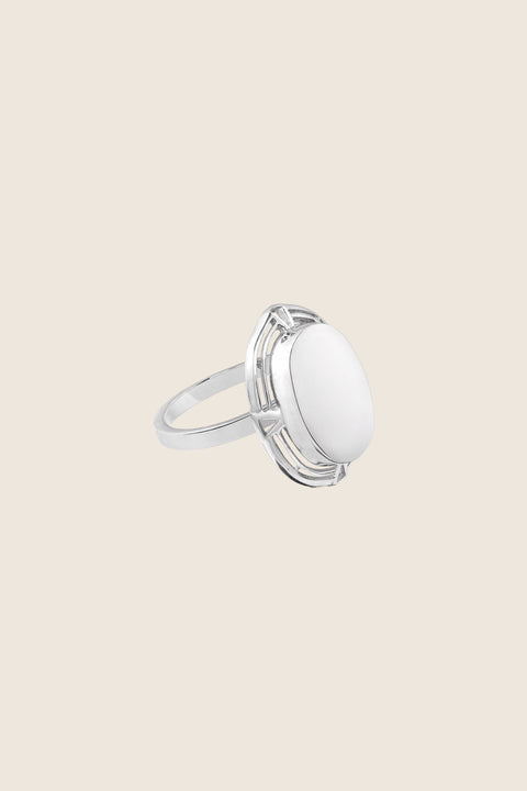 An oval basket ring inspired by vintage jewelry, combining timeless elegance with a modern minimalist finish. Featuring a polished front and a 20 mm height, it offers versatile styling on different fingers and pairs perfectly with band rings. Discover refined contrast and contemporary charm by UMIAR jewelry.