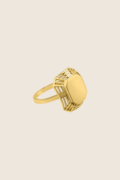 A vintage-inspired basket ring reflecting the elegance of Art Deco jewelry. Featuring a square 15 × 15 mm decorative element and a smooth polished front, it blends retro minimalism with a modern, slightly futuristic character. A refined statement piece for lovers of timeless design. Discover classic elegance reimagined by UMIAR jewelry.