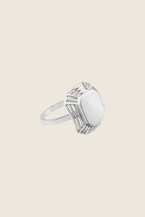 A vintage-inspired basket ring reflecting the elegance of Art Deco jewelry. Featuring a square 15 × 15 mm decorative element and a smooth polished front, it blends retro minimalism with a modern, slightly futuristic character. A refined statement piece for lovers of timeless design. Discover classic elegance reimagined by UMIAR jewelry.
