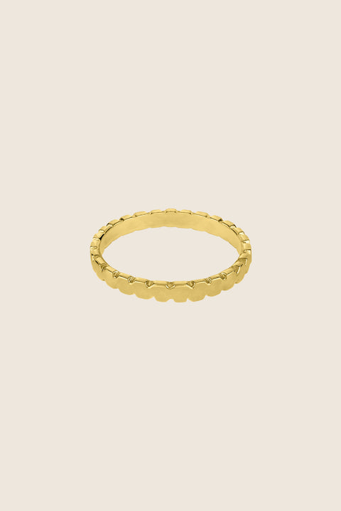 A decorative band ring featuring an irregular edge that brings a modern accent to a classic form. Elegant yet distinctive, it is designed for both everyday wear and special occasions. A timeless piece that balances tradition with contemporary character. Discover refined design by UMIAR jewelry.