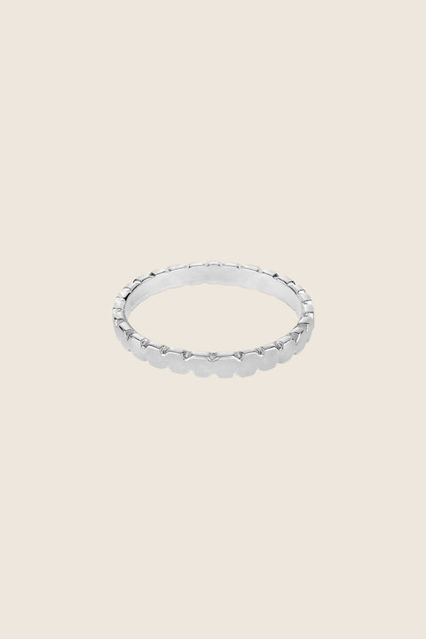 A decorative band ring featuring an irregular edge that brings a modern accent to a classic form. Elegant yet distinctive, it is designed for everyday wear and special occasions alike. A timeless piece that balances tradition with contemporary character. Discover refined design by UMIAR jewelry.