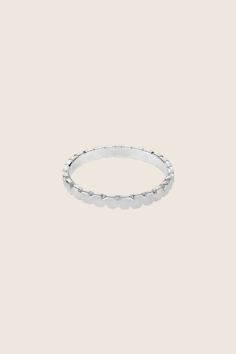 A decorative band ring featuring an irregular edge that brings a modern accent to a classic form. Elegant yet distinctive, it is designed for both everyday wear and special occasions. A timeless piece that balances tradition with contemporary character. Discover refined design by UMIAR jewelry.