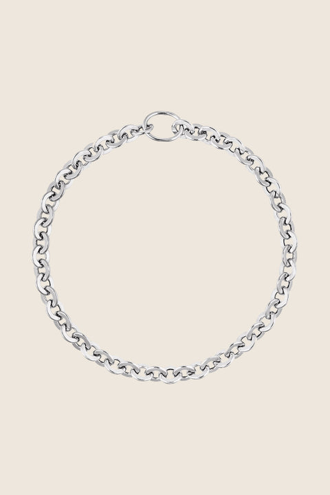 A bold chain necklace featuring elliptical, rounded links and an adjustable 42 cm length. Decorative yet modern, it works beautifully for everyday styling and special occasions. The round clasp can be worn at the front, offering creative freedom and a distinctive finish. Discover expressive elegance by UMIAR jewelry.