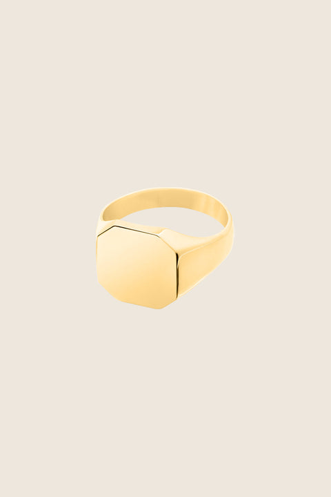 A minimalist square signet ring with softly cut corners and a smooth, polished finish. Designed as a unisex piece, it offers timeless elegance and modern simplicity. Featuring a 12 × 12 mm face, it is a refined everyday accessory for those who appreciate clean, contemporary design. Discover understated sophistication by UMIAR jewelry.
