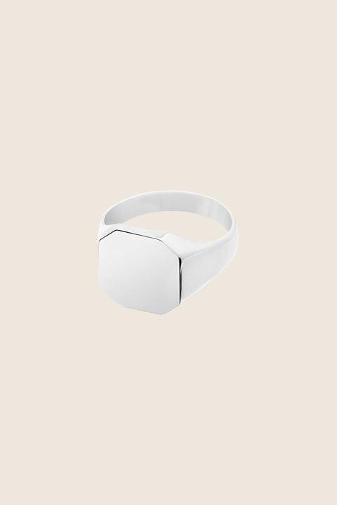 A minimalist square signet ring with softly cut corners and a smooth, polished finish. Designed as a unisex piece, it offers timeless elegance and modern simplicity. Featuring a 12 × 12 mm face, it is a refined everyday accessory for those who appreciate clean, contemporary design. Discover understated sophistication by UMIAR jewelry.