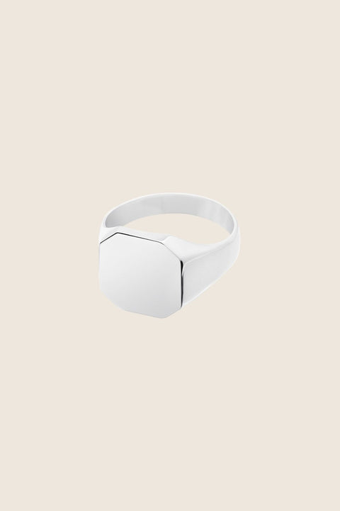 A minimalist square signet ring with softly cut corners and a smooth, polished finish. Designed as a unisex piece, it combines modern simplicity with timeless elegance. Featuring a 12 × 12 mm face, it is a refined everyday accessory for those who value clean, contemporary design. Discover understated sophistication by UMIAR jewelry.