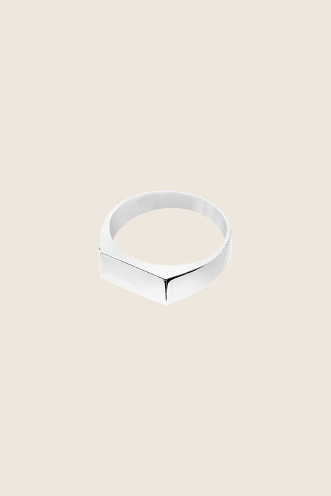 A minimalist rectangular signet ring with a smooth, polished finish and refined linear form. Designed as a unisex piece, it offers modern simplicity and timeless elegance. Featuring a 6 × 12 mm face, it is a versatile everyday accessory for lovers of clean, contemporary design. Discover understated refinement by UMIAR jewelry.