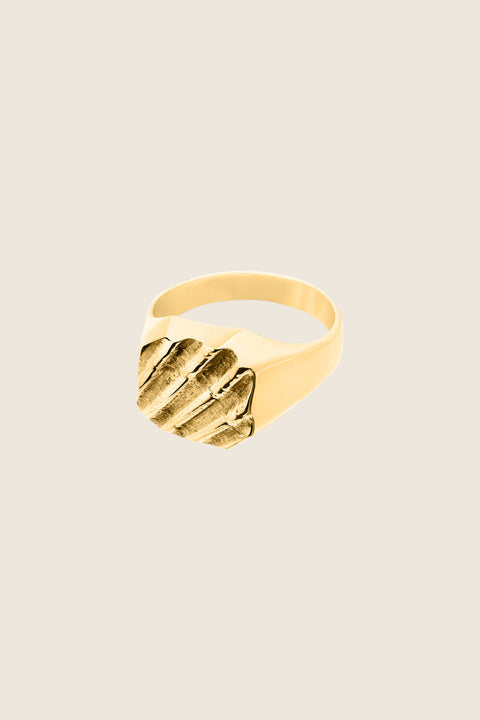 A square signet ring featuring an embossed shell motif that evokes the essence of summer by the sea. With a 12 × 12 mm face, it blends timeless form with a distinctive decorative touch. Perfect worn alone or stacked, and an ideal gift for birthdays, anniversaries, or engagements. Discover refined summer elegance by UMIAR jewelry.
