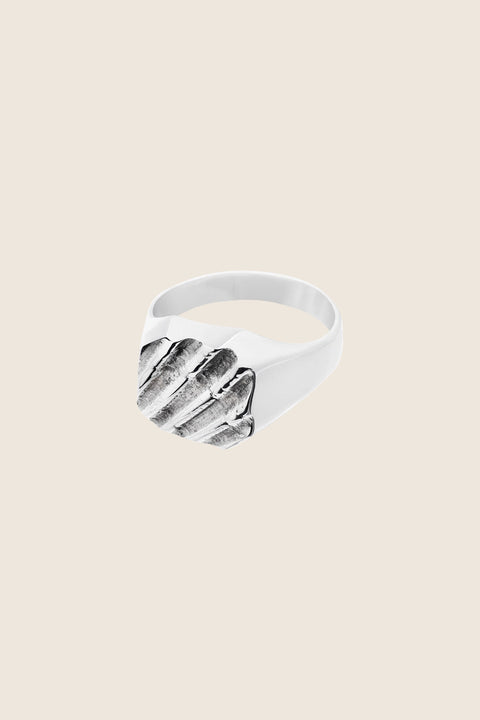 A square signet ring featuring an embossed shell motif that evokes the essence of summer by the sea. With a 12 × 12 mm face, it blends timeless form with a distinctive decorative touch. Perfect worn alone or stacked, and an ideal gift for birthdays, anniversaries, or engagements. Discover refined summer elegance by UMIAR jewelry.