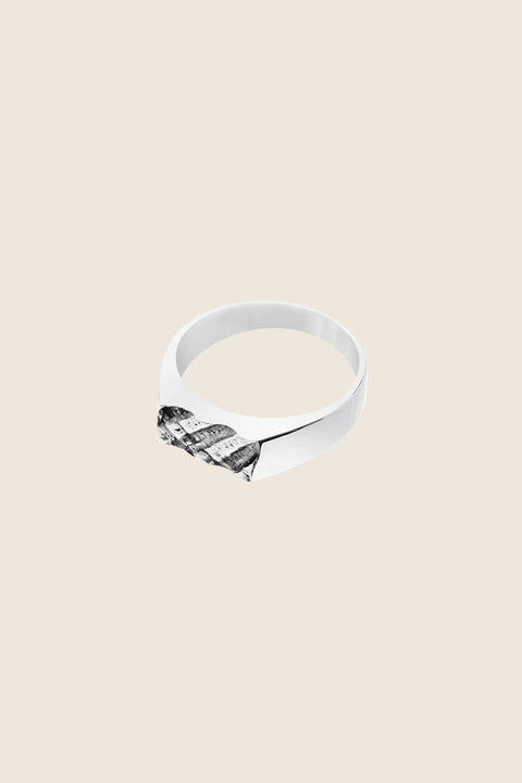 A refined signet ring with an embossed shell motif that captures the essence of summer by the sea. Featuring a 6 × 12 mm decorative element, it blends timeless elegance with a unique, symbolic detail. Perfect worn alone or stacked, and a thoughtful gift for birthdays, anniversaries, or engagements. Discover subtle summer charm by UMIAR jewelry.