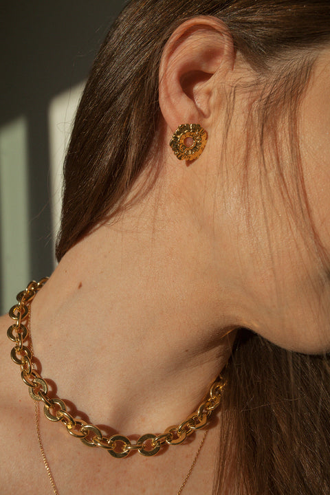 A bold chain necklace featuring elliptical, rounded links and an adjustable 42 cm length. Decorative yet modern, it works beautifully for everyday styling and special occasions. The round clasp can be worn at the front, offering creative freedom and a distinctive finish. Discover expressive elegance by UMIAR jewelry.