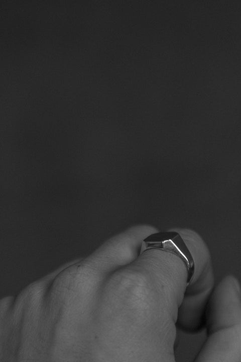 A minimalist square signet ring with softly cut corners and a smooth, polished finish. Designed as a unisex piece, it combines modern simplicity with timeless elegance. Featuring a 12 × 12 mm face, it is a refined everyday accessory for those who value clean, contemporary design. Discover understated sophistication by UMIAR jewelry.