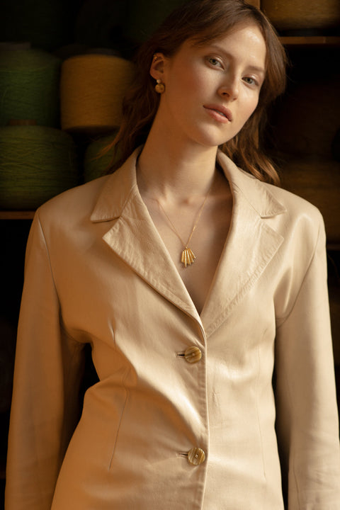 A striking pendant inspired by the form of a broken shell, suspended on a 50 cm silver chain. Its sculptural, dynamic shape makes it a bold yet elegant accent for summer looks. Designed for those who appreciate marine motifs in an unconventional, refined form. Discover expressive seaside design by UMIAR jewelry.