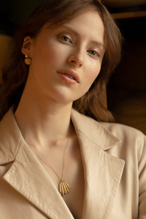 A striking pendant inspired by the form of a broken shell, suspended on a 50 cm silver chain. Its sculptural, dynamic shape makes it a bold yet elegant accent for summer looks. Designed for those who appreciate marine motifs in an unconventional, refined form. Discover expressive seaside design by UMIAR jewelry.