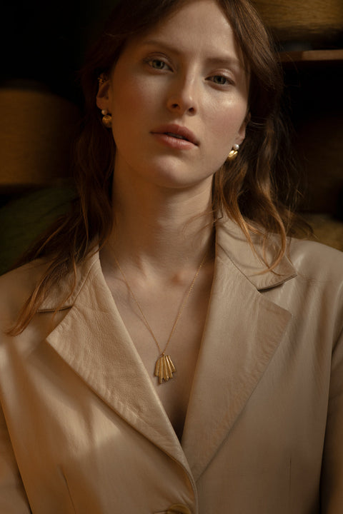 A striking pendant inspired by the form of a broken shell, suspended on a 50 cm silver chain. Its sculptural, dynamic shape makes it a bold yet elegant accent for summer looks. Designed for those who appreciate marine motifs in an unconventional, refined form. Discover expressive seaside design by UMIAR jewelry.