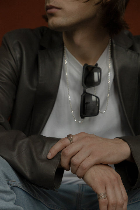 A minimalist square signet ring with softly cut corners and a smooth, polished finish. Designed as a unisex piece, it combines modern simplicity with timeless elegance. Featuring a 12 × 12 mm face, it is a refined everyday accessory for those who value clean, contemporary design. Discover understated sophistication by UMIAR jewelry.