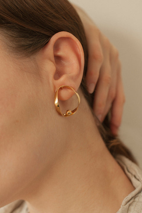 Sculptural stud earrings inspired by feminine intimacy and the symbolic female form. Crafted from a softly contoured silver ribbon, they combine minimalist elegance with artistic expression. Measuring approx. 24 × 29 mm, they showcase refined craftsmanship and contemporary design. Discover expressive jewelry by UMIAR jewelry.