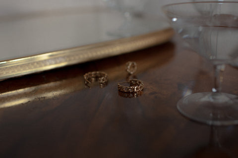Hoop earrings inspired by the bold texture of a classic curb chain, featuring a 25 mm diameter. Combining 90s power dressing with modern elegance, this versatile design transitions seamlessly from day to night. A statement piece that adapts to every style. Discover confident design by UMIAR jewelry.
