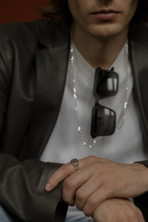 A minimalist square signet ring with softly cut corners and a smooth, polished finish. Designed as a unisex piece, it combines modern simplicity with timeless elegance. Featuring a 12 × 12 mm face, it is a refined everyday accessory for those who value clean, contemporary design. Discover understated sophistication by UMIAR jewelry.