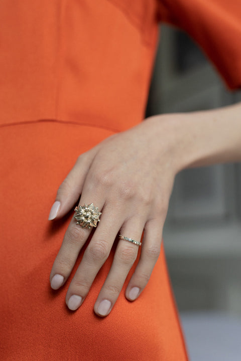 A decorative band ring featuring an irregular edge that brings a modern accent to a classic form. Elegant yet distinctive, it is designed for everyday wear and special occasions alike. A timeless piece that balances tradition with contemporary character. Discover refined design by UMIAR jewelry.