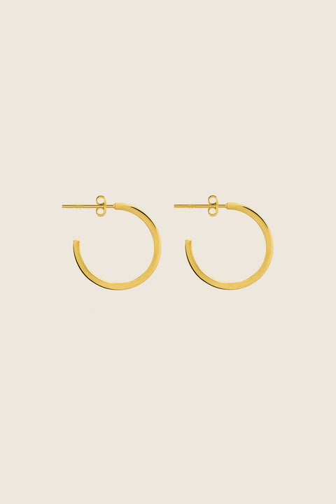 Discover the charming square-profile hoop earrings — the smaller version of the ACTA MINI model — from UMIAR Jewellery. Handcrafted in 925 sterling silver and 24k gold-plated silver, they come from the MÉLANGÉ collection, which blends playful freedom with the refinement of materials such as pearls, gold and silver. With UMIAR Jewellery, you’ll always find perfect harmony in style!