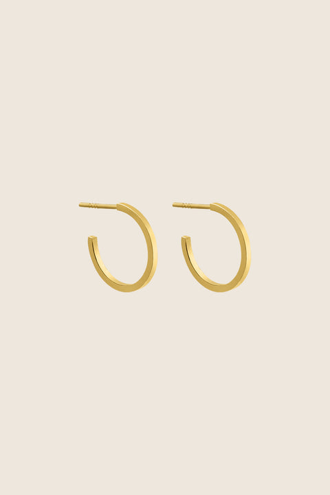 Discover the charming square-profile hoop earrings — the smaller version of the ACTA MINI model — from UMIAR Jewellery. Handcrafted in 925 sterling silver and 24k gold-plated silver, they come from the MÉLANGÉ collection, which blends playful freedom with the refinement of materials such as pearls, gold and silver. With UMIAR Jewellery, you’ll always find perfect harmony in style!
