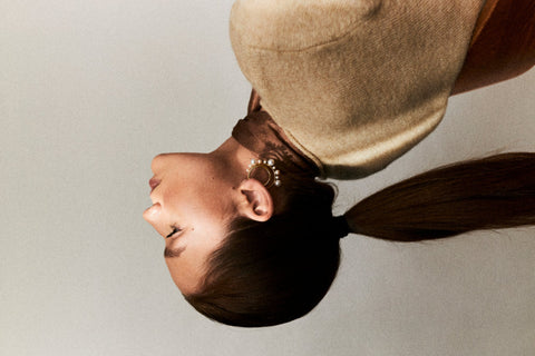 Discover the elegant and expressive hoop earrings adorned with natural pearls of varying sizes by UMIAR Jewellery. Their unique design makes them not only a beautiful accessory but also a bold statement piece in your look. Wear them on their own or paired with GEMINA inserts. Handcrafted from noble materials — 925 sterling silver and 24k gold-plated sterling silver. Find your unique style today!