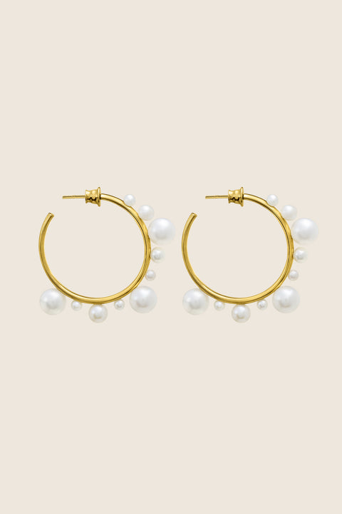 Discover the elegant and expressive hoop earrings adorned with natural pearls of varying sizes by UMIAR Jewellery. Their unique design makes them not only a beautiful accessory but also a bold statement piece in your look. Wear them on their own or paired with GEMINA inserts. Handcrafted from noble materials — 925 sterling silver and 24k gold-plated sterling silver. Find your unique style today!