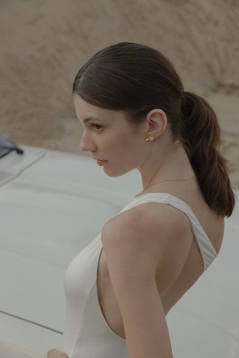 Discover the CAPRI collection by UMIAR jewellery. These exquisite stud earrings, handcrafted from precious materials, draw inspiration from the topography of Monte Solaro and the surrounding hills of Capri. Their irregular, three-layered contour texture gives them both depth and character, making them as multidimensional as the island itself. Add a touch of Capri’s magic to your jewellery collection with CAPRI by UMIAR.