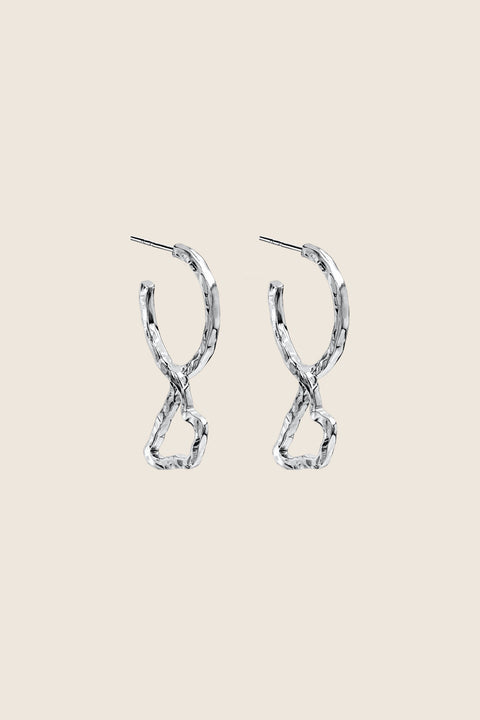 Discover the unique charm of the CAPRI collection by UMIAR Jewellery. These beautiful hoop earrings, crafted from a combination of 925 sterling silver and 24k gold-plated sterling silver, pay homage to the topography of the iconic island of Capri. Their irregular texture, inspired by the island’s contours, subtly reflects the light and adds a touch of brilliance to any look. Step into the world of dolce vita and endless summer with our collection.