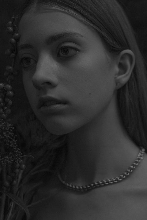 Discover the COMO necklace from UMIAR Jewellery — a hand-woven chain made from hundreds of delicate links. Entirely crafted by hand in 925 sterling silver or 24k gold-plated silver, it reflects our passion and precision in every detail. Part of the WIĘZI collection, it symbolises connection, unity and the beauty of traditional craftsmanship.