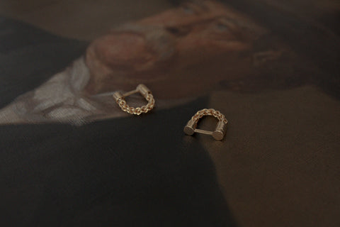 UMIAR Jewellery presents elegant cufflinks finished with a chain made of densely woven links. The decorative element measures 45 mm, making them a perfect accessory for men’s, women’s or wedding shirts, adding style and refinement to any formal look. Handcrafted from 925 sterling silver or 24k gold-plated silver. The perfect choice for special occasions!