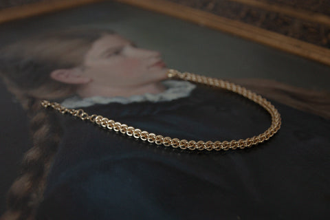 Discover the COMO necklace from UMIAR Jewellery — a hand-woven chain made from hundreds of delicate links. Entirely crafted by hand in 925 sterling silver or 24k gold-plated silver, it reflects our passion and precision in every detail. Part of the WIĘZI collection, it symbolises connection, unity and the beauty of traditional craftsmanship.