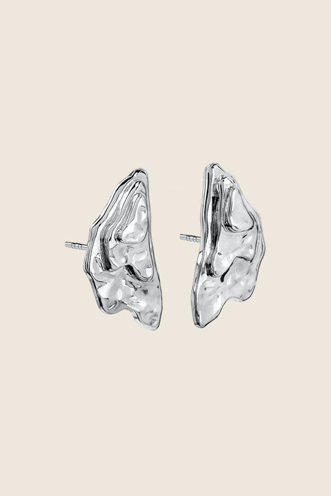 Discover the CAPRI collection by UMIAR jewellery. These exquisite stud earrings, handcrafted from precious materials, draw inspiration from the topography of Monte Solaro and the surrounding hills of Capri. Their irregular, three-layered contour texture gives them both depth and character, making them as multidimensional as the island itself. Add a touch of Capri’s magic to your jewellery collection with CAPRI by UMIAR.