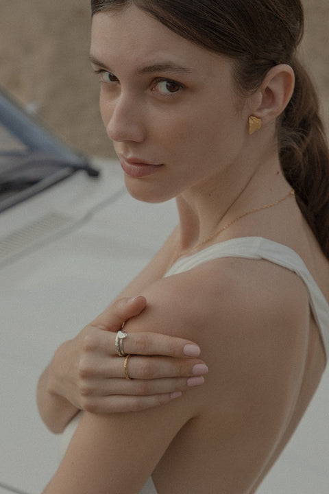 Discover the CAPRI collection by UMIAR jewellery. These exquisite stud earrings, handcrafted from precious materials, draw inspiration from the topography of Monte Solaro and the surrounding hills of Capri. Their irregular, three-layered contour texture gives them both depth and character, making them as multidimensional as the island itself. Add a touch of Capri’s magic to your jewellery collection with CAPRI by UMIAR.