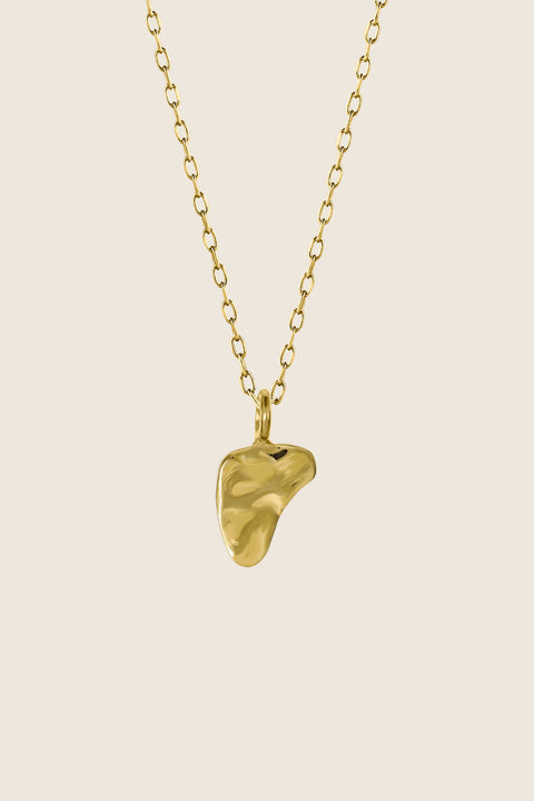Discover the delicate pendant necklace by UMIAR Jewellery, inspired by the unique topography of Capri. Handcrafted in 925 sterling silver and 24k gold-plated silver, this elegant piece from the CAPRI collection echoes the island’s sculpted landscape and its map-like contours. Add a touch of dolce vita to your everyday style or gift someone timeless elegance. Explore now!