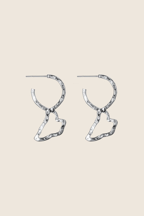 Discover the unique charm of the CAPRI collection by UMIAR Jewellery. These beautiful hoop earrings, crafted from a combination of 925 sterling silver and 24k gold-plated sterling silver, pay homage to the topography of the iconic island of Capri. Their irregular texture, inspired by the island’s contours, subtly reflects the light and adds a touch of brilliance to any look. Step into the world of dolce vita and endless summer with our collection.