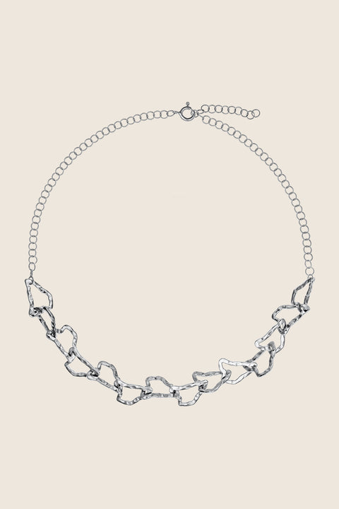 Discover a unique choker-style necklace from UMIAR jewellery. Handcrafted from precious materials, this multidimensional design features links inspired by the contour lines of Monte Solaro. Distinguished by its sculptural structure and refined aesthetic, it beautifully accentuates the neckline. The adjustable extension ensures comfort and a perfect fit for any style.