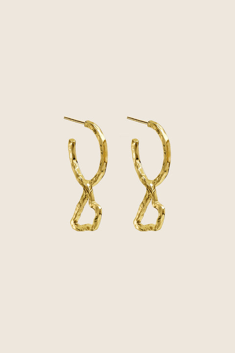 Discover the unique charm of the CAPRI collection by UMIAR Jewellery. These beautiful hoop earrings, crafted from a combination of 925 sterling silver and 24k gold-plated sterling silver, pay homage to the topography of the iconic island of Capri. Their irregular texture, inspired by the island’s contours, subtly reflects the light and adds a touch of brilliance to any look. Step into the world of dolce vita and endless summer with our collection.