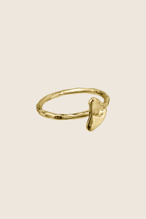 Discover the delicate ring by UMIAR Jewellery, inspired by the topography of Monte Solaro on Capri. Handcrafted in 925 sterling silver and 24k gold-plated silver, this unique piece from the CAPRI collection captures the beauty of the iconic island. A perfect accessory to bring a touch of dolce vita to your everyday style. Explore now!