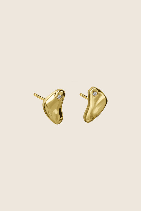 Discover the delicate stud earrings by UMIAR Jewellery, inspired by the topography of the island of Capri. Handcrafted in 925 sterling silver and 24k gold-plated sterling silver, each piece is set with 0.007 ct diamonds. A perfect blend of elegance and holiday lightness. Add a touch of Capri to your collection with UMIAR Jewellery!
