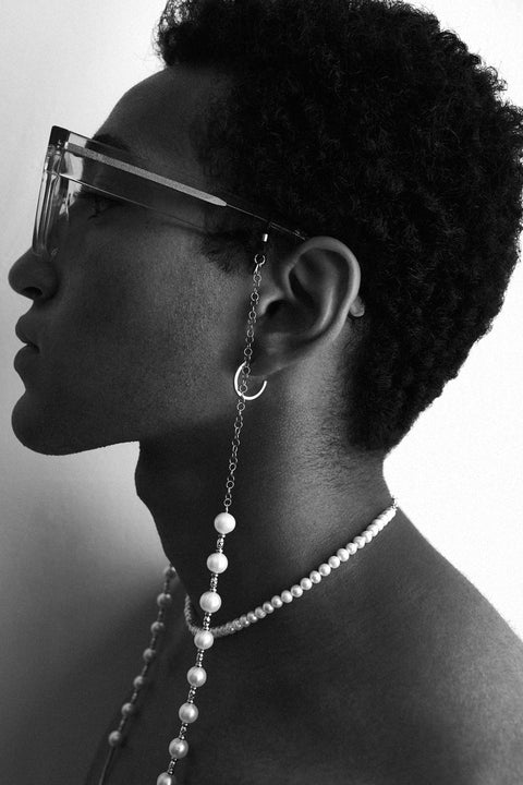 Discover the charming square-profile hoop earrings — the smaller version of the ACTA MINI model — from UMIAR Jewellery. Handcrafted in 925 sterling silver and 24k gold-plated silver, they come from the MÉLANGÉ collection, which blends playful freedom with the refinement of materials such as pearls, gold and silver. With UMIAR Jewellery, you’ll always find perfect harmony in style!
