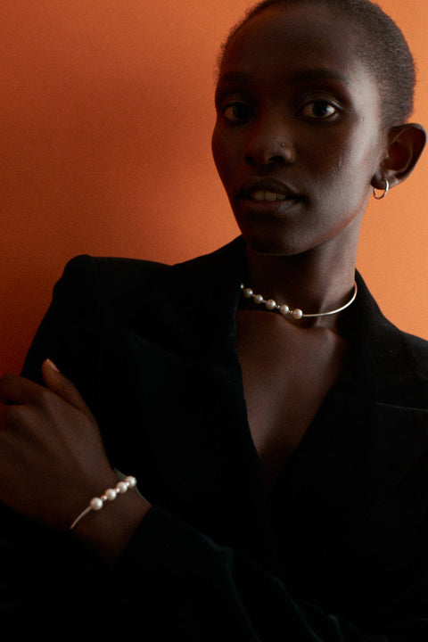 Discover refined elegance with this UMIAR Jewellery necklace that blends minimalism with subtle sophistication. Featuring a delicate silver tube combined with a strand of natural pearls and fine 925 silver beads, it embodies the essence of the MÉLANGÉ collection — a fusion of beaded jewellery’s freedom with the refinement of pearls, gold and silver. By mixing materials and styles, we create harmony and balance in every detail. Explore now and add a touch of luxury to your look!