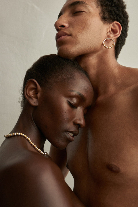 Discover the PARS necklace from UMIAR Jewellery — the perfect choice for those who love both gold and silver. Made from alternating 925 silver beads plated with 24k gold, it blends elegance with a distinctive, contemporary design. Part of the MÉLANGÉ collection, it harmoniously combines materials and styles to create a refined accessory for any look. Shop now!