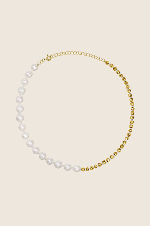 Discover the elegant necklace from UMIAR Jewellery’s MÉLANGÉ collection. Handcrafted from natural pearls, fine beads and rock crystals, it blends the carefree character of beaded jewellery with the refinement of pearls, gold and silver. Perfect for any styling, this distinctive necklace harmoniously combines materials and shapes, adding sophistication and shine. Order now and elevate your elegance!