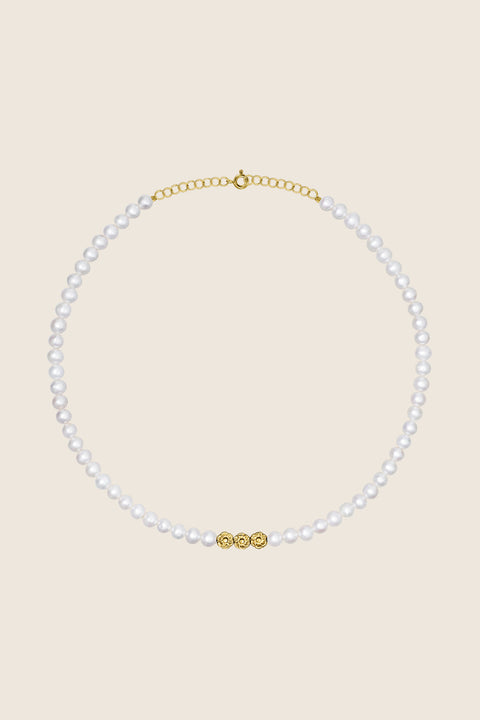 Discover the extraordinary natural-pearl necklace from UMIAR Jewellery. Crafted from smooth, spherical pearls and adorned with three delicate flower-shaped beads, this piece is both classic and elegant — perfect for everyday wear as well as special occasions. Part of the MÉLANGÉ collection, it blends the lightness of beaded jewellery with the refinement of pearls, silver and gold, embodying true harmony and balance in design. Add this timeless accent to your wardrobe today!
