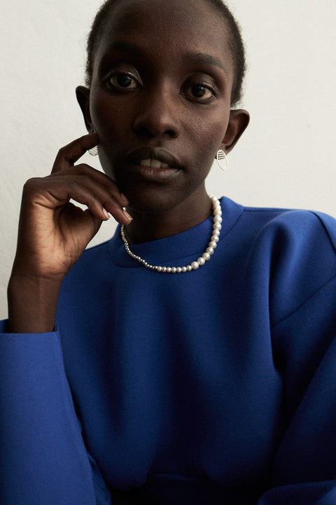 Discover elegance with UMIAR Jewellery through a necklace that combines irregularly textured silver beads with natural pearls arranged in a gentle gradient — from smaller to larger. Entirely handcrafted in 925 sterling silver or 24k gold-plated sterling silver. A design from the MÉLANGÉ collection, which blends the freedom of beaded jewellery with the sophistication of pearls, gold and silver. We mix materials and styles to achieve harmony in every detail. Add a touch of luxury to your look today!